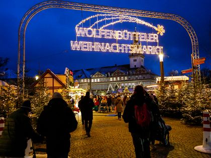 Leuchtender Schriftzug Weihnachtsmarkt Wolfenbüttel vor dem Schloss