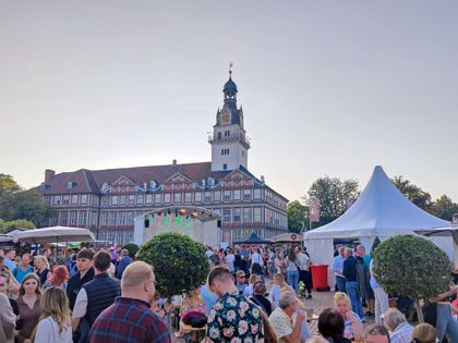 Buden und Besucher bei einem Fest vor dem Schloss