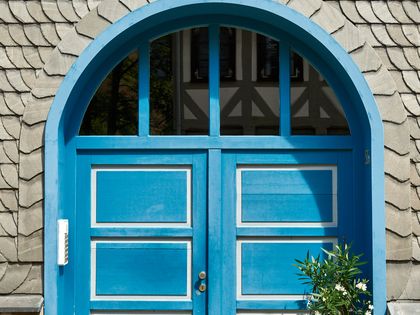 doppelflügelige blaue Tür