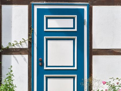 blau-weiße Tür