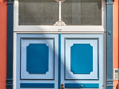 hellblaue Tür mit dunkelblauen Kassetten